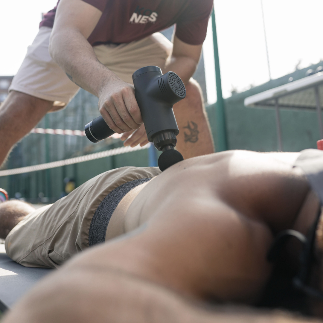 pistola-masaje-koulness-crossfit-fisioterapia-ejercicio-masaje-descarga-musculo-muscular-fitness-recuperacion-flexibilidad-estiramientos-apolo-rojo-nebro-percusion-rehabilitacion-formacion-mejor-barato